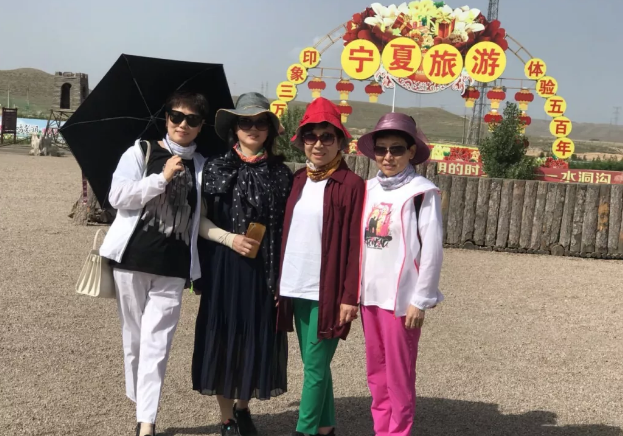 力邁中美國際學校總校全體教職工：走進大美寧夏.參觀了水洞溝遺址
