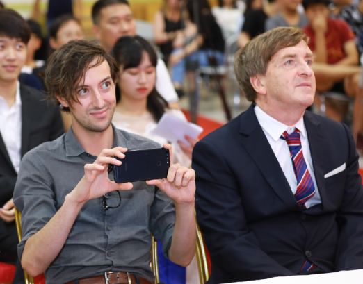 美國頂尖名校教師的主要精力投入到本科生教學