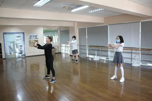 夏蟲啾啾，與子和鳴。童語幺幺，其樂盈盈/力邁中美學校四五年級學生返校剪影(圖11)