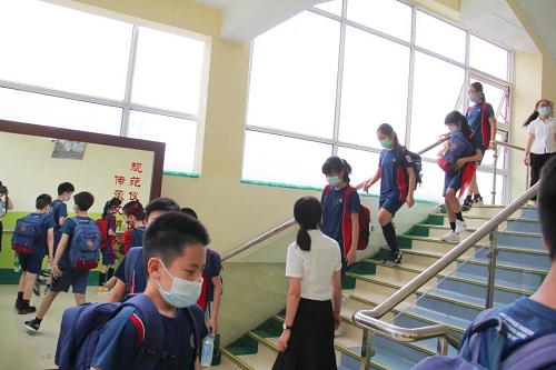 夏蟲啾啾，與子和鳴。童語幺幺，其樂盈盈/力邁中美學校四五年級學生返校剪影(圖30)