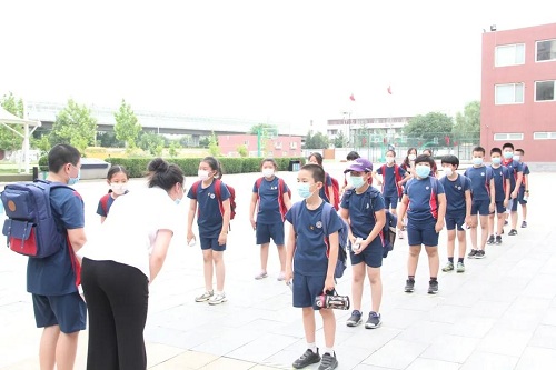 夏蟲啾啾，與子和鳴。童語幺幺，其樂盈盈/力邁中美學校四五年級學生返校剪影(圖32)