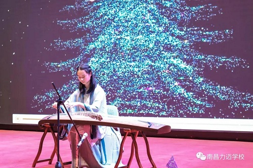 南昌力邁（國際）學(xué)校迎新春藝術(shù)匯演暨首屆美術(shù)作品慈善拍賣會(圖8)