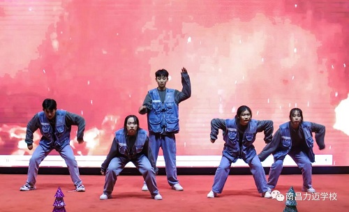 南昌力邁（國際）學(xué)校迎新春藝術(shù)匯演暨首屆美術(shù)作品慈善拍賣會(圖20)