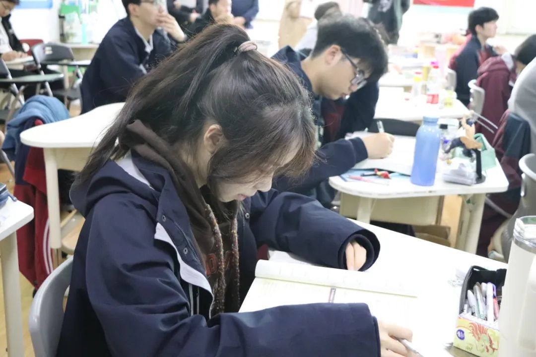 力邁學(xué)子 沖擊港前三，揭秘香港名校錄取分?jǐn)?shù)線漲落趨勢(shì)起伏(圖20)